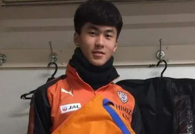 情绪低落的少年