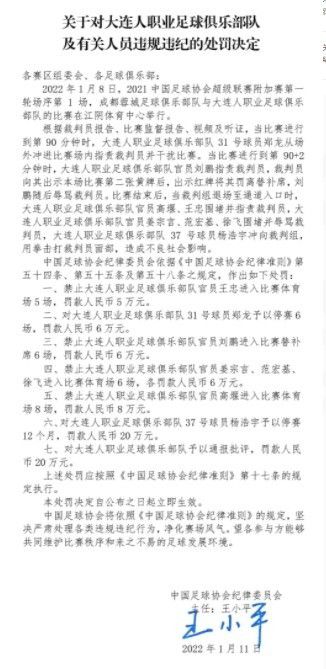 她是个不折不扣风骚女子